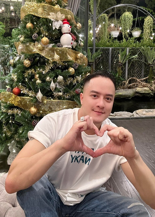 Nam ca sĩ trang trí biệt thự lộng lẫy mỗi dịp lễ Tết, Giáng sinh.