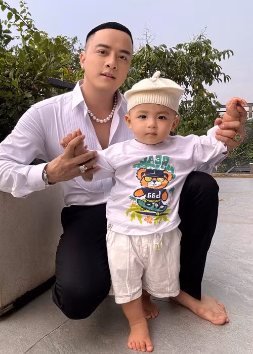 Nam ca sĩ chia sẻ những khoảnh khắc đời thường bình yên bên quý tử trong biệt thự.