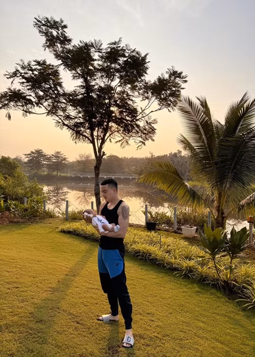 Lần đầu làm bố, nam ca sĩ tỏ ra tự tin trong việc cho con uống sữa, vỗ lưng ợ hơi, thay tã.
