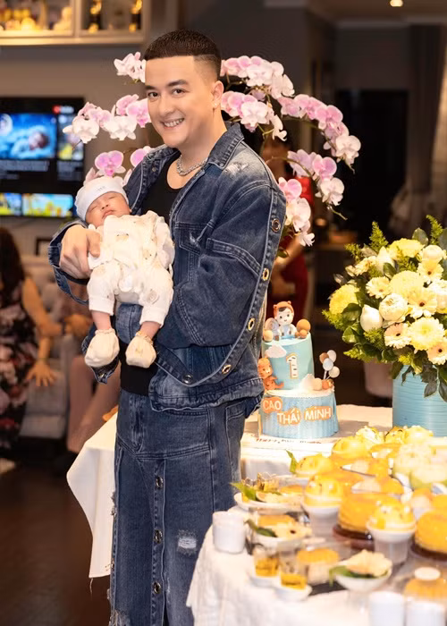 Cao Thái Sơn tổ chức tiệc đầy tháng hoành tráng cho quý tử tại biệt thự.