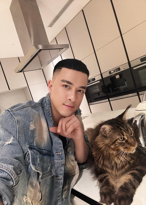 Thời còn độc thân, nam ca sĩ dành nhiều thời gian chăm sóc thú cưng.
