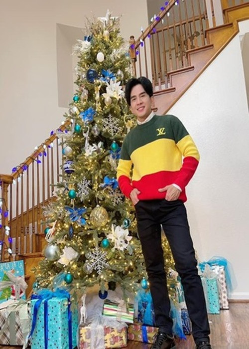 Dịp Giáng sinh, lễ Tết, Đan Trường trang hoàng nhà cửa. Ảnh FB Đan Trường.