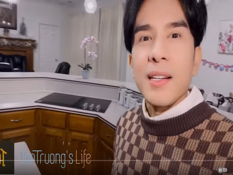 Đan Trường khoe khu vực nhà bếp tiện nghi. Ảnh Youtube Đan Trường.
