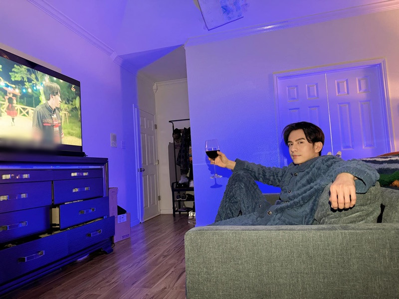 Đan Trường chia sẻ khoảnh khắc xem tivi thư giãn trong phòng ngủ. Ảnh FB Đan Trường.