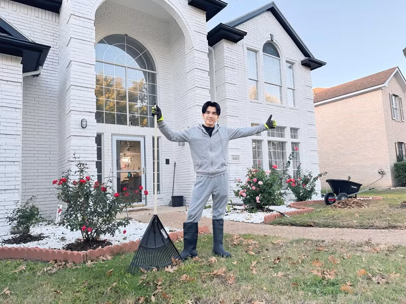 Nam ca sĩ dọn dẹp vườn hồng trước khi vắng nhà trong 1 tuần để chạy show. Ảnh FB Đan Trường.