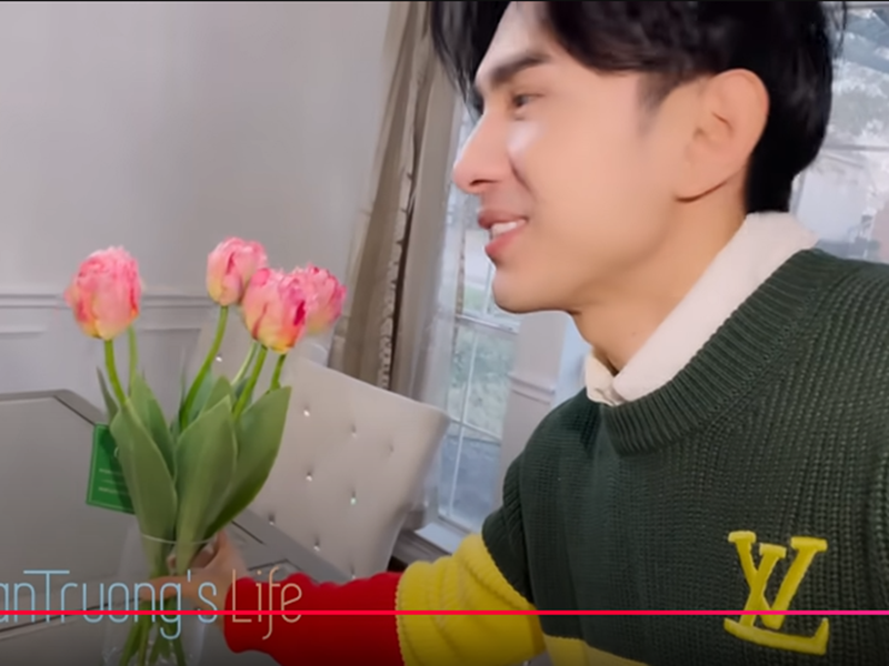 Nam ca sĩ chia sẻ, anh tự tay chọn hoa tươi cắm trong nhà. Ảnh Youtube Đan Trường.