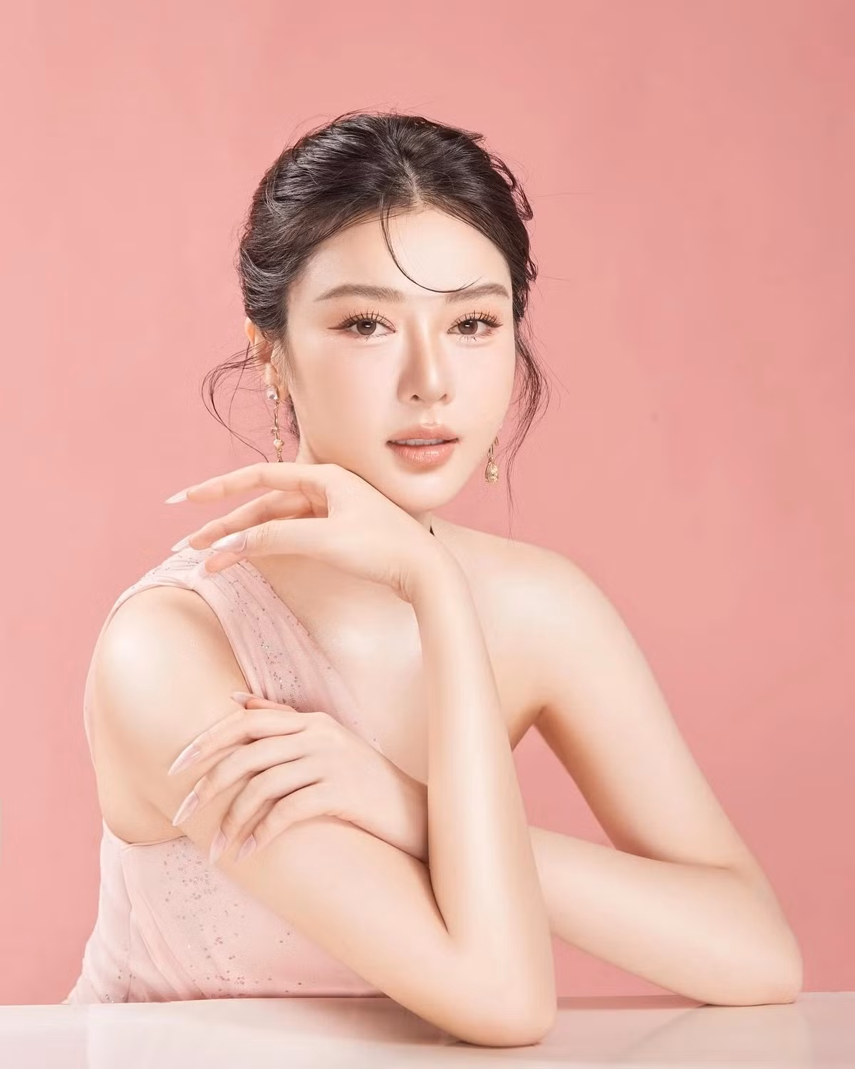 Trước đó, Hồng Diễm có kinh nghiệm dự thi nhan sắc. Cô từng được xướng tên trong top 5 Hoa hậu các Dân tộc Việt Nam 2022, top 20 Hoa hậu Hòa bình Việt Nam 2023 cùng giải Người đẹp trình diễn áo tắm đẹp nhất. Thí sinh cao 1,76 m, nặng 54 kg với chỉ số hình thể 80-60-90 cm. Gương mặt hài hòa là lợi thế của cô.