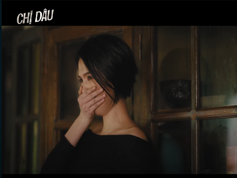 Ở bộ phim đầu tay Vòng eo 56 hay phim ngắn Giải mã NT56, Ngọc Trinh đều bị chê là bình hoa di động. Đến bộ phim Vu quy đại náo, cô được khen diễn xuất tiến bộ. Tuy nhiên, khả năng nhập vai của Ngọc Trinh đến nay vẫn bị nhiều người nghi ngờ. Ảnh: Youtube CGV Cinemas Vietnam.