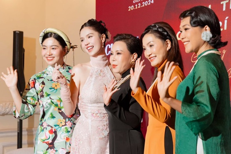 Trong phim Chị dâu, Ngọc Trinh diễn chung với Hồng Đào, Lê Khánh, Việt Hương, Đinh Y Nhung. "Nữ hoàng nội y" chia sẻ trên Tiền Phong: "Tôi áp lực khi đóng chung với nhiều đàn chị. Tôi đóng 4-5 phim rồi nhưng cảm giác vẫn như lần đầu, tôi được các chị chỉ dạy từng câu thoại, ánh mắt, cử chỉ…". Ảnh: Tiền Phong.