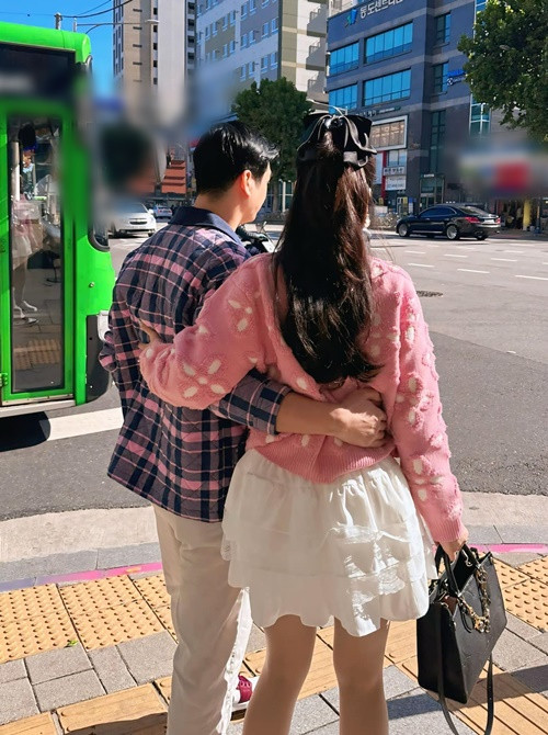 Đôi uyên ương tình tứ trên phố ở xứ sở kim chi.