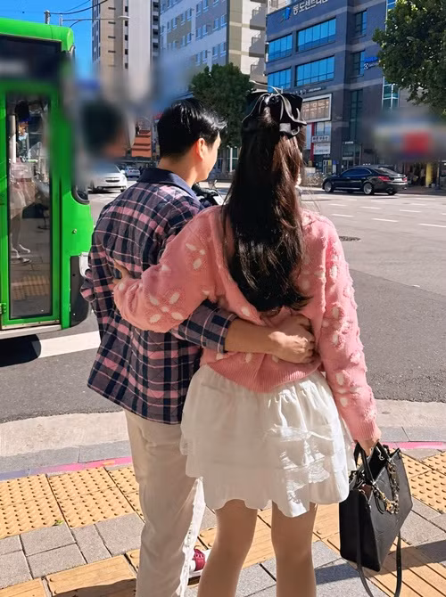 Đôi uyên ương tình tứ trên phố ở xứ sở kim chi.