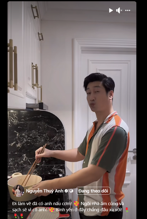 Thùy Anh hạnh phúc viết: "Đi làm về đã có anh nấu cơm. Ngôi nhà ấm cúng và sạch sẽ vì có anh. Bình yên ở đây chẳng đâu xa vời".