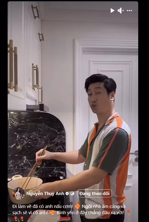 Thùy Anh hạnh phúc viết: "Đi làm về đã có anh nấu cơm. Ngôi nhà ấm cúng và sạch sẽ vì có anh. Bình yên ở đây chẳng đâu xa vời".