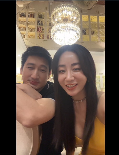 Gần đây, Ngọc Quỳnh còn thoải mái xuất hiện trong livestream của Thùy Anh.