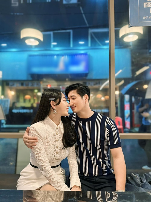 Thùy Anh thoải mái chia sẻ hình ảnh tình tứ bên Ngọc Quỳnh cũng như dành lời ngọt ngào cho nửa kia.