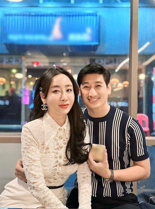 "Biết anh từ năm em mới 20 tuổi, cùng cơ quan cũng đã 17 năm, chứng kiến anh ngày càng thành công trên con đường nghệ thuật em cảm thấy rất vui và hạnh phúc... Thế là lại thêm 1 huy chương vàng cho sự nghiệp rồi nhé! “Phòng truyền thống” của gia đình chắc phải nới rộng thêm mới đủ để huy chương của anh", Thùy Anh chúc mừng Ngọc Quỳnh khi anh đoạt huy chương vàng ở Liên hoan Sân khấu Hà Nội mở rộng năm 2024.