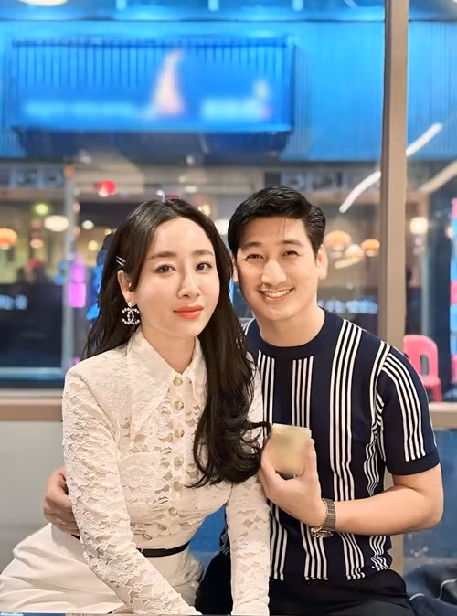 "Biết anh từ năm em mới 20 tuổi, cùng cơ quan cũng đã 17 năm, chứng kiến anh ngày càng thành công trên con đường nghệ thuật em cảm thấy rất vui và hạnh phúc... Thế là lại thêm 1 huy chương vàng cho sự nghiệp rồi nhé! “Phòng truyền thống” của gia đình chắc phải nới rộng thêm mới đủ để huy chương của anh", Thùy Anh chúc mừng Ngọc Quỳnh khi anh đoạt huy chương vàng ở Liên hoan Sân khấu Hà Nội mở rộng năm 2024.