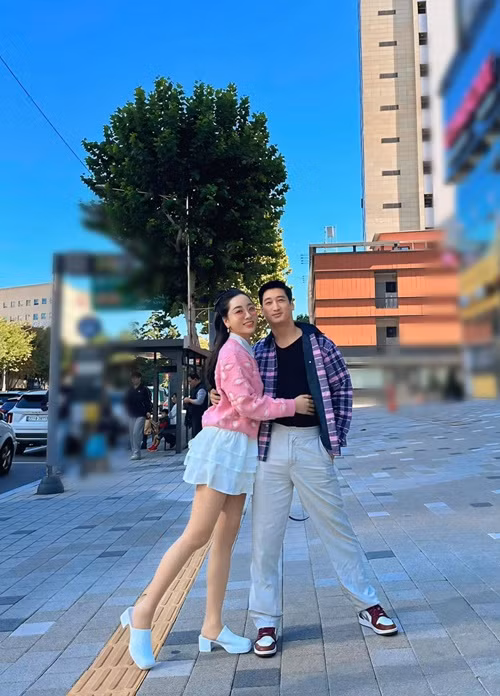 Ngọc Quỳnh và Thùy Anh cùng sang Hàn Quốc tân trang nhan sắc.