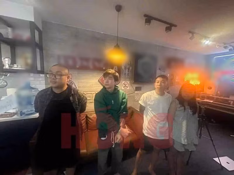 Hiện tại, cư dân mạng lan truyền một số hình ảnh Chi Dân bị bắt vì nghi sử dụng ma túy. Ảnh: Vietnamnet.