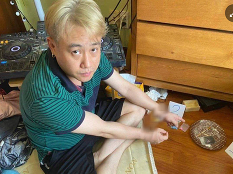 Tháng 6/2022, diễn viên Hữu Tín bị phát hiện sử dụng ma túy tại căn hộ. Theo kết luận điều tra, tại Cơ quan điều tra Công an quận 8, Hữu Tín khai nghiện ma túy 3 năm nay, trung bình 2 tháng sử dụng ma túy tổng hợp dạng thuốc lắc một lần. Ảnh: Người Lao Động.