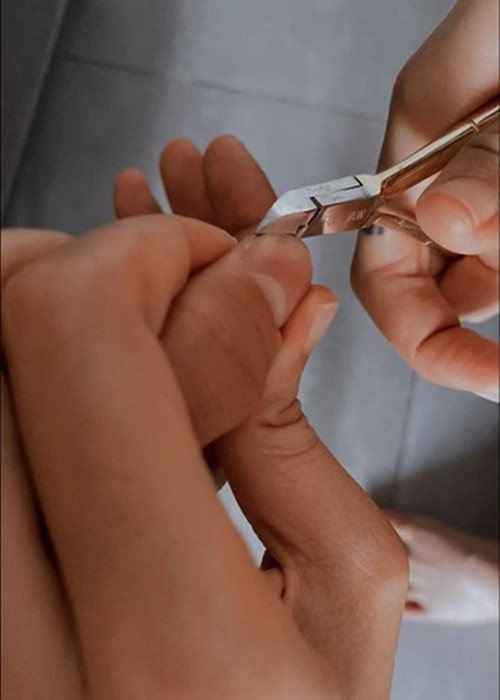 Bạn trai Minh Khuê sẵn sàng bóc cua cho nửa kia. Minh Khuê còn được tình trẻ chăm sóc từ những điều nhỏ nhặt nhất như cắt móng tay. Ảnh: FB Minh Khuê.