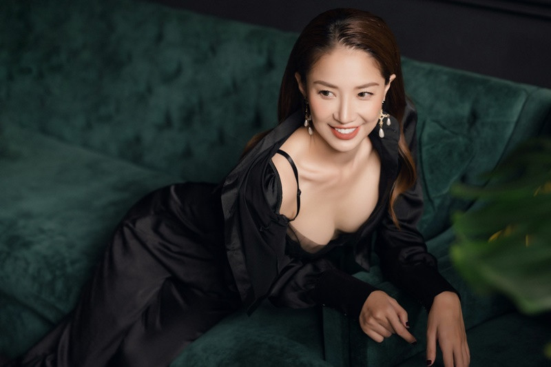 Năm 2022, Minh Khuê công khai bạn trai. Nữ diễn viên phim Thương ngày nắng về chia sẻ trên Dân Việt, người yêu cô có tham gia sản xuất phim nhưng không phải người nổi tiếng. Ảnh: FB Minh Khuê.