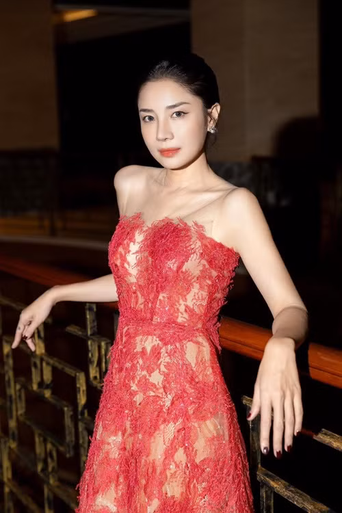 "Nhiều khi tôi cũng thực sự cảm thấy thương và khâm phục tình yêu, sức chịu đựng của anh ấy. Anh ấy đã chinh phục tôi như vậy, bằng tất cả sự chân thành", Minh Khuê bày tỏ. Ảnh: FB Minh Khuê.