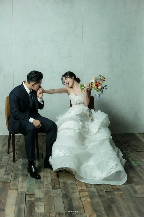 Thái Minh và Thái Trinh có nhiều khoảnh khắc tình tứ trong bộ ảnh cưới.