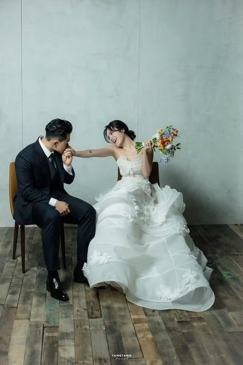 Thái Minh và Thái Trinh có nhiều khoảnh khắc tình tứ trong bộ ảnh cưới.