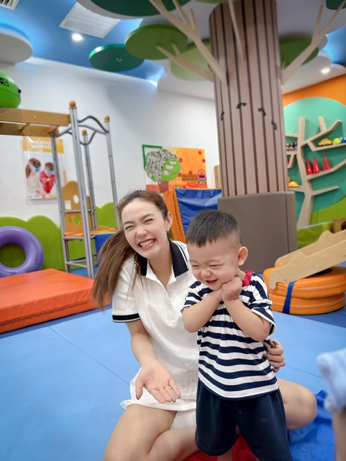 "Chị đẹp" cùng chồng con đang ở biệt thự tại quận 2, TP HCM. Ảnh: FB Minh Hằng.