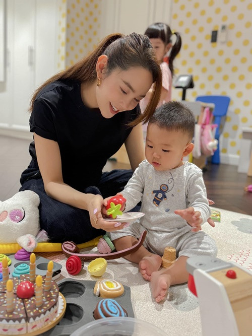 Minh Hằng dành nhiều thời gian cùng con trai chơi đùa, khám phá. Ảnh: FB Minh Hằng.