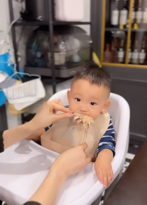 Minh Hằng chia sẻ khoảnh khắc con trai ăn đùi gà ngon lành. Ảnh: Instagram bé Mỡ.