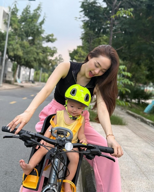 Cô nhắn nhủ thiên thần nhỏ của mình: "Mẹ muốn con thấy rằng, phụ nữ có thể làm được rất nhiều điều. Mẹ muốn con tự hào về mẹ và lấy mẹ làm tấm gương để noi theo...". Ảnh: Instagram Minh Hằng.