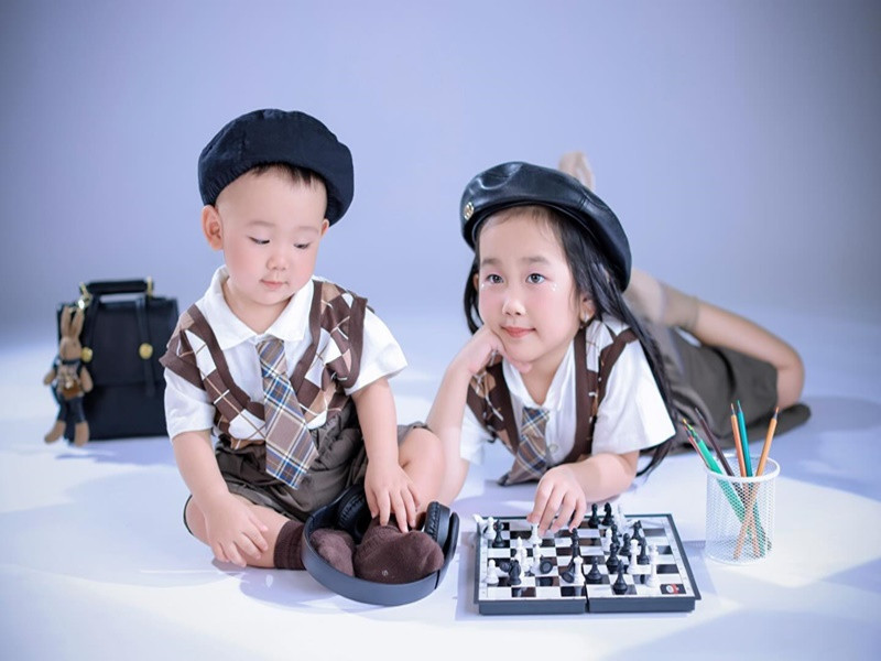 Bé Mỡ ăn mặc như hot boy nhí khi chụp ảnh nghệ thuật. Ảnh: Instagram bé Mỡ.