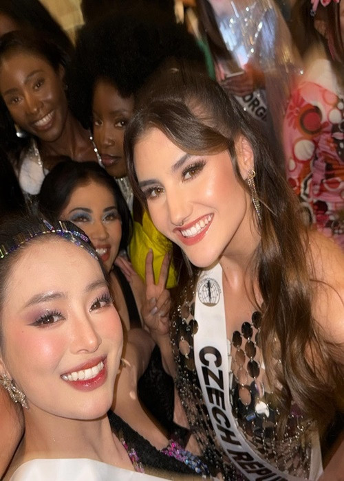 Khánh Linh dạy tiếng Việt cho các thí sinh. Ảnh: FB Bùi Khánh Linh.