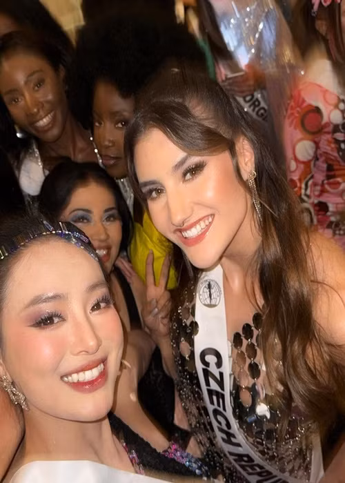 Khánh Linh dạy tiếng Việt cho các thí sinh. Ảnh: FB Bùi Khánh Linh.