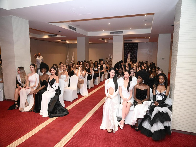 Đại diện Việt Nam khoe vẻ gợi cảm trong buổi lễ nhận sash từ ban tổ chức. Ảnh: Fanpage Miss Intercontinental.