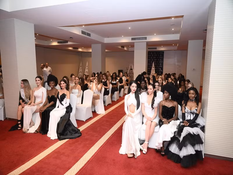 Đại diện Việt Nam khoe vẻ gợi cảm trong buổi lễ nhận sash từ ban tổ chức. Ảnh: Fanpage Miss Intercontinental.