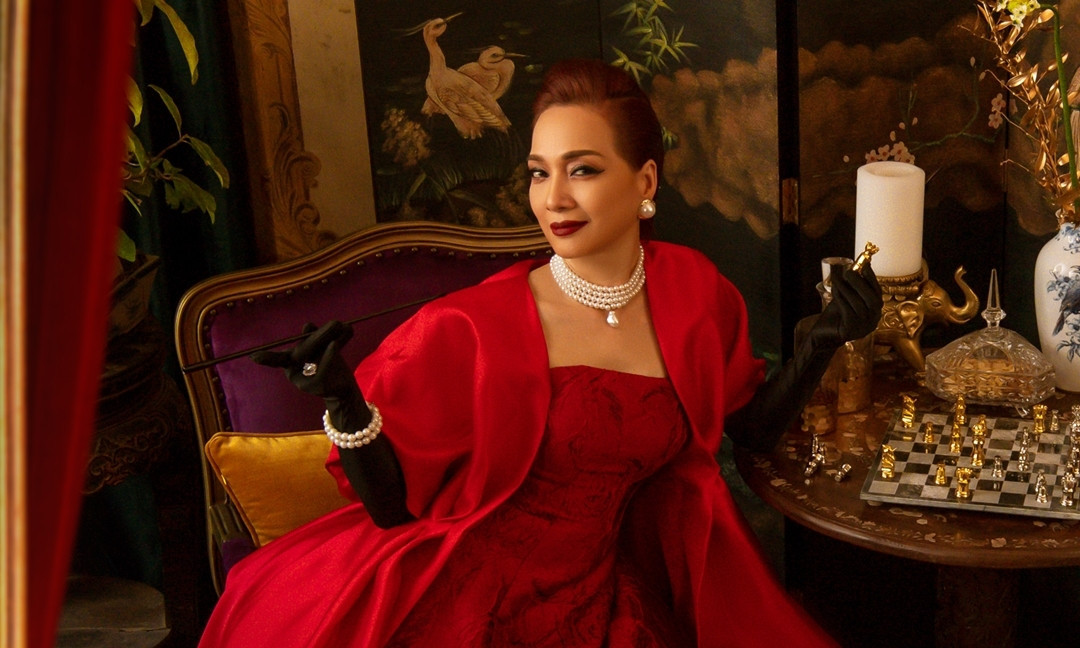 Trong "Gái già lắm chiêu V: Những cuộc đời vương giả", NSND Lê Khanh đảm nhận vai chính Lý Lệ Hà, 'bà đầm thép' của giới sưu tầm cổ vật.