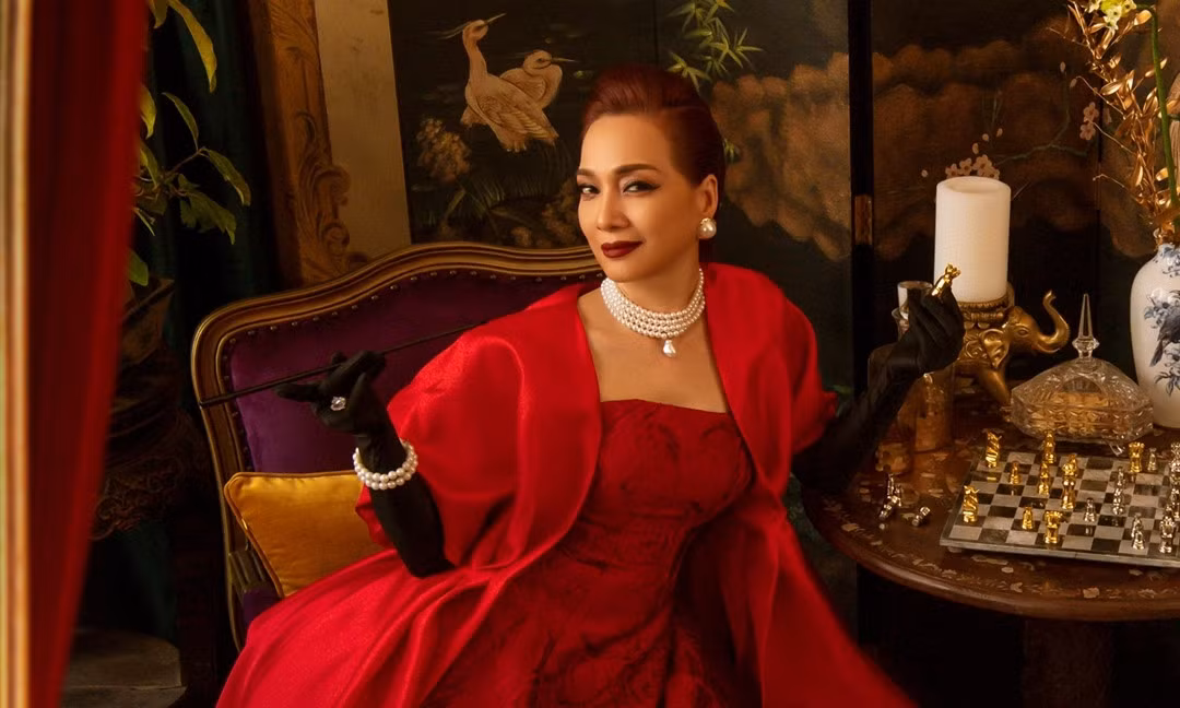 Trong "Gái già lắm chiêu V: Những cuộc đời vương giả", NSND Lê Khanh đảm nhận vai chính Lý Lệ Hà, 'bà đầm thép' của giới sưu tầm cổ vật.