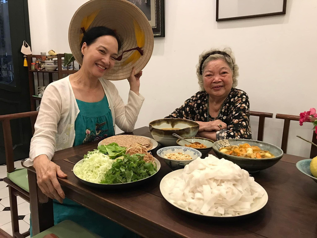 "Nước mắt cứ thế trào ra, chống tay bật dậy, chào con, chàng trai khóc to của mẹ, mẹ con mình đã chiến thắng. Mẹ đặt tên con là Khanh vì hai mẹ con mình cùng nhau, thực sự cùng nhau vượt qua, Khanh - anh hùng của mẹ. Trái với sự lo toan của bác sĩ, con chào đời may mắn, dễ dàng và khỏe mạnh, dễ ăn, chóng lớn và đặc biệt luôn cười thật tươi nên mẹ đặt tên ở nhà cho con là Thóc", nữ nghệ sĩ nhớ lại kỷ niệm vô cùng xúc động.