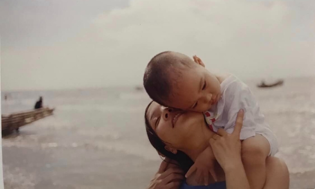 Về đời tư, sau phim Săn bắt cướp, Lê Khanh đã chiếm trọn trái tim đạo diễn, nhà quay phim, NSƯT Phạm Việt Thanh. Họ có con gái Lam Khê (sinh năm 1995) và con trai Gia Khanh (sinh năm 1997). Khi chúc mừng sinh nhật con trai ngày 29/10, nghệ sĩ Lê Khanh nhớ lại kỷ niệm mắc viêm tụy cấp ở tháng thứ 3 thai kỳ, chật vật giữ thai và vui mừng đón con chào đời khỏe mạnh 27 năm trước.