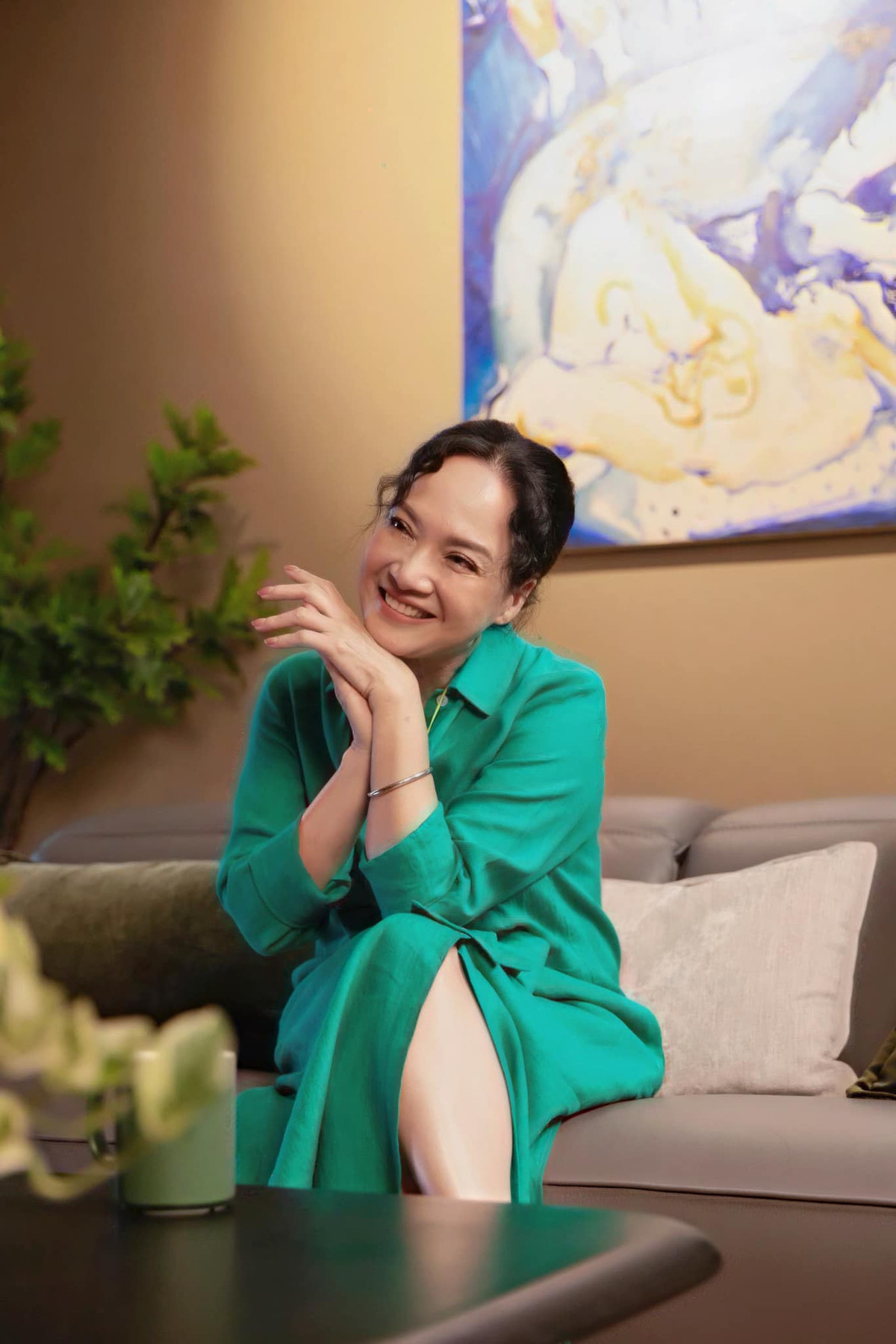 Dù đã hơn 60 tuổi nhưng NSND Lê Khanh vẫn giữ được vẻ đẹp duyên dáng. Mỗi lần tham gia sự kiện, chị luôn thu hút với phong cách sang trọng, hiện đại; váy áo, trang điểm chỉn chu; thần thái kiêu sa, quyến rũ nhưng vẫn thanh lịch.