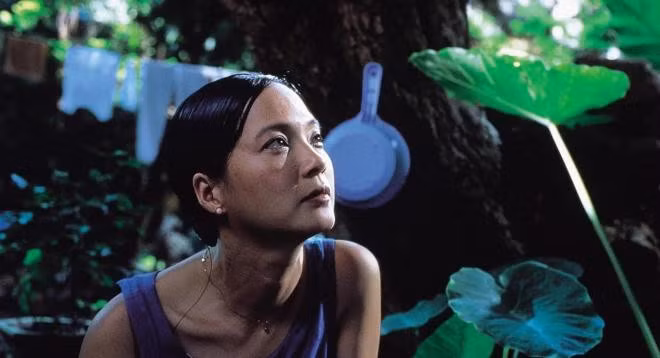 Tham gia nghệ thuật từ những năm 1970, NSND Lê Khanh được phong danh hiệu NSND khá sớm, ở tuổi 38. Đến nay, chị đã có 46 năm cống hiến cho sân khấu và điện ảnh với nhiều vai diễn ấn tượng. Chị giành giải Nữ diễn viên chính xuất sắc tại Liên hoan phim Việt Nam lần thứ 10 với vai trong Chuyện tình bên dòng sông và giải Nữ diễn viên chính xuất sắc tại Liên hoan phim Việt Nam lần thứ 22 với vai Lý Lệ Hà trong Gái già lắm chiêu.