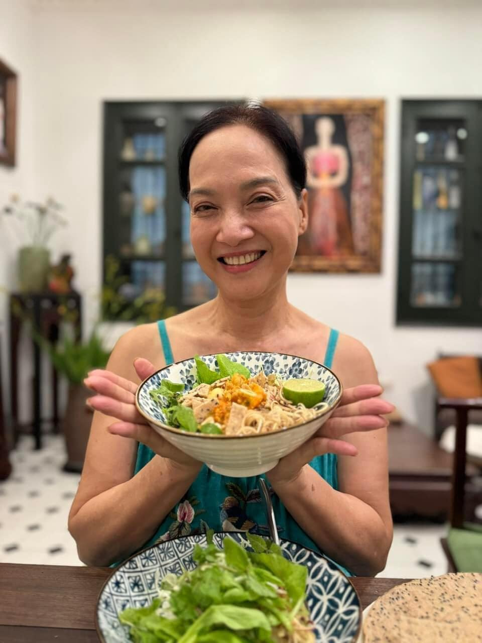 Chị cũng dành thời gian nấu những món ăn ngon và chăm sóc mẹ - NSƯT Lê Mai, tận hưởng giây phút đầm ấm, hạnh phúc bên người thân.