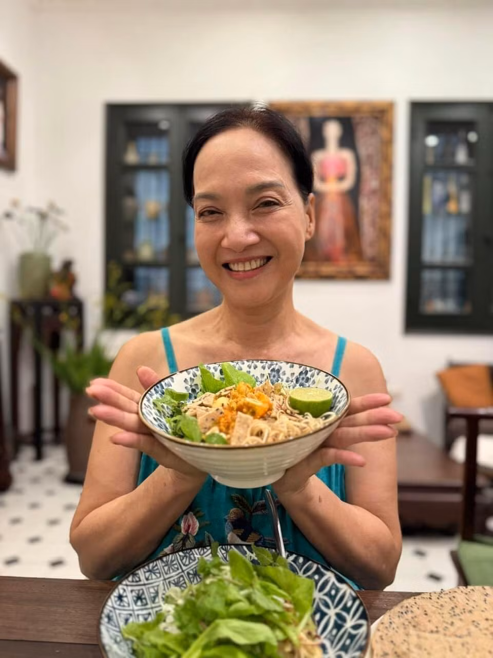 Chị cũng dành thời gian nấu những món ăn ngon và chăm sóc mẹ - NSƯT Lê Mai, tận hưởng giây phút đầm ấm, hạnh phúc bên người thân.