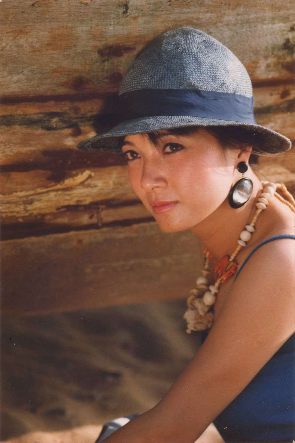 NSND Lê Khanh ghi dấu ấn trên sân khấu qua các vai nữ chính: Juliet trong Romeo và Juliet, bà mẹ trong Hồn ma bóng quỷ, Desdemona trong Otenlo, Luyin trong Trưởng giả học làm sang, và Lý Chiêu Hoàng trong Rừng trúc…