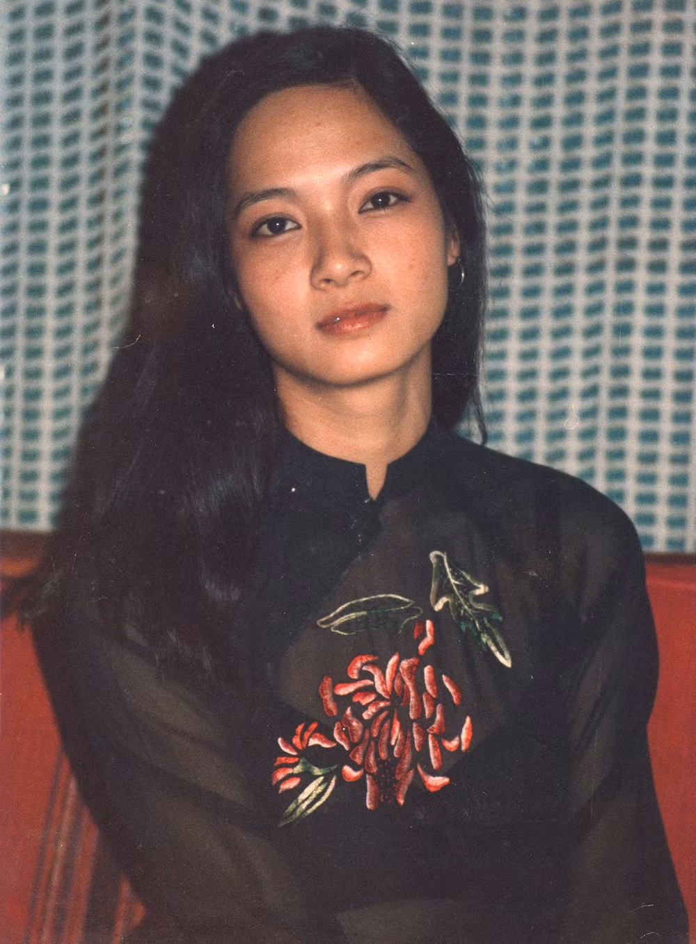 NSND Lê Khanh hóa thân vào nhiều dạng nhân vật từ hiện đại đến cổ điển nhờ khả năng biến hoá linh hoạt.