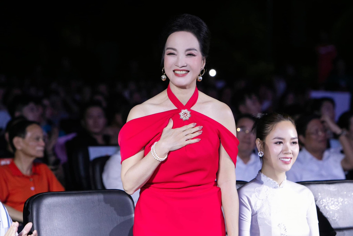 Ngoài diễn xuất, NSND Lê Khanh còn là giám khảo quen thuộc của các cuộc thi sắc đẹp, liên hoan phim...