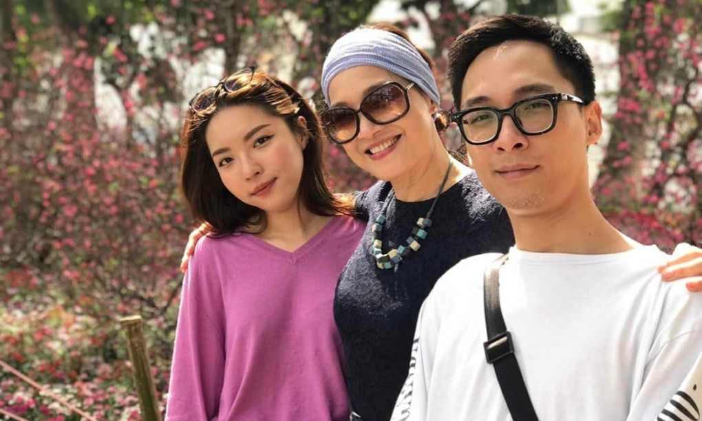 Nghệ sĩ kể khi nhập viện, chị được các giáo sư, bác sĩ thăm khám và theo dõi sát sao. Họ từng gợi ý chị cân nhắc bỏ thai để giữ an toàn. Yếu ớt vì bệnh, chị quay mặt đi, không trả lời. Hiểu ý, các bác sĩ hết lòng cứu chữa cho chị.